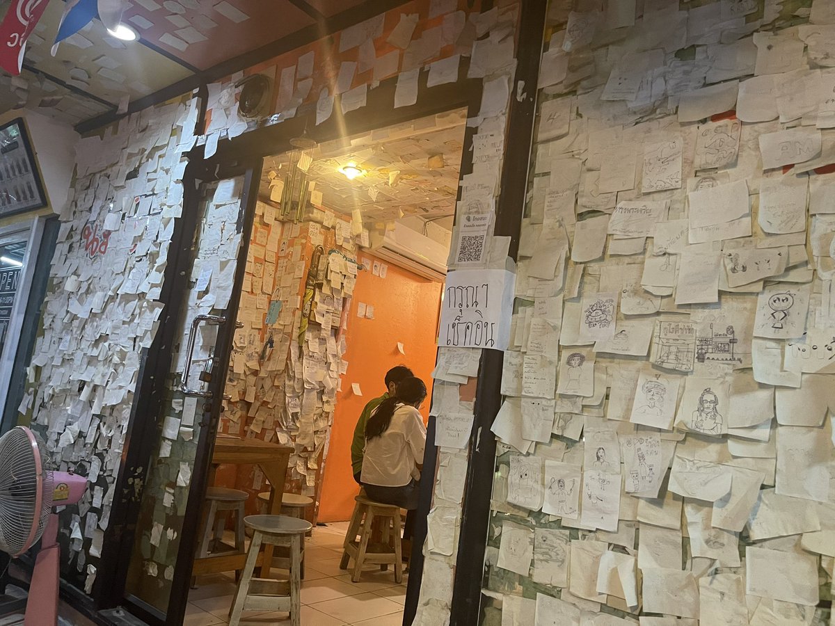 mimilkss's tweet photo. ร้านนมโต แถวมหาลัย.. 

เรา : พรุ่งนี้ห้ามนั่งร้านแล้ว เซ็งเลยค่ะ
แม่ค้า : น้าจะไม่ไหวแล้ว จะหนีแล้ว เพราะไม่พอค่าเช่า 
เรา : สู้ๆนะคะหนูยังอยากกินชาเนสทีปั่นไปเรื่อยๆ
แม่ค้า : น้าไม่ไหว เด็กก็ไม่ค่อยมี มันจะ 2 ปีแล้ว น้าจะอดทนให้มากที่สุดนะ

#รัฐบาลส้นตีนคนเชียร์ก็ส้นตีน https://t.co/prsSSTYDuO