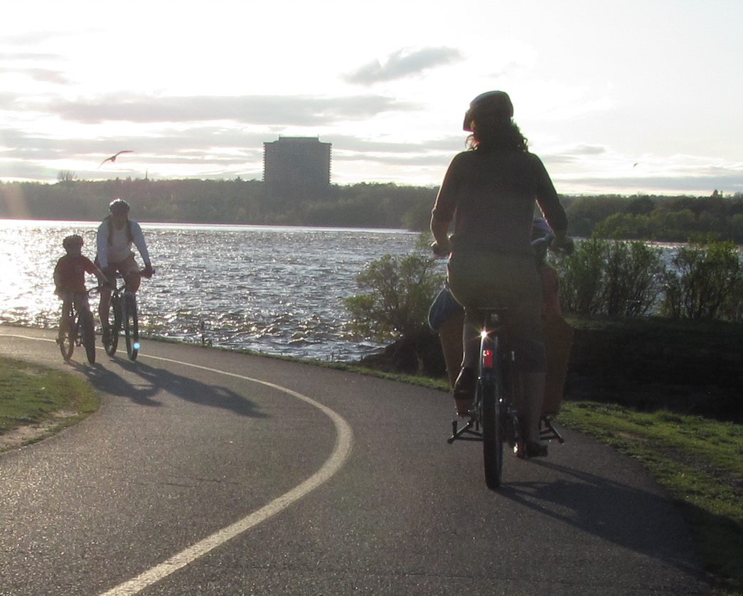 letsbikeottawa's tweet photo. Whether you are walking, ๐ถโโ๏ธ rolling, ๐จโ๐ฆฝ or biking, ๐ฒ we all have to share the path!
be sure to keep your speed in "slow roll" mode ๐ข if things get busy! ๐
#letsbike #ottbike https://t.co/PbXZ85eH7v