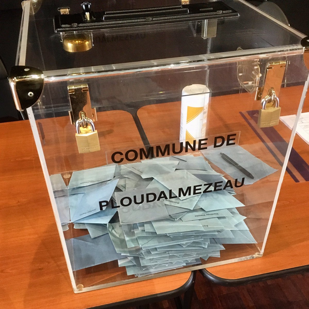 🗳 Au bureau de #vote aujourd’hui #Ploudalmézeau