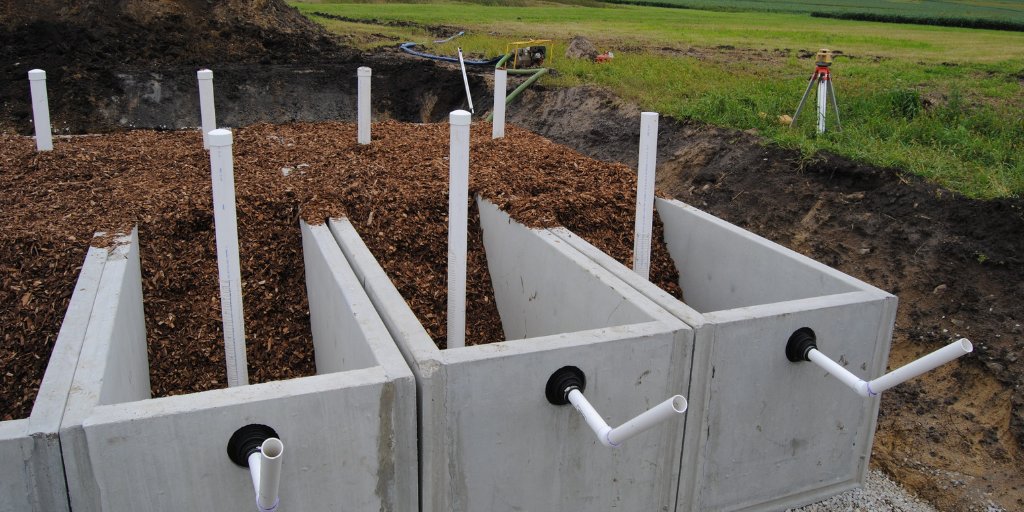 Woodchip #bioreactors are one way to reduce the amount of nitrogen #pollution entering waterways. Bioreactors have several advantages over other denitrifying techniques. They require very little maintenance: ow.ly/Z83N50FcGhB <a href="/AGEjournal/">Agrosystems, Geosciences & Environment 🌱🏞️</a> <a href="/ISUWaterChicks/">ISU Water Chicks</a>

📸: Michelle Soupir