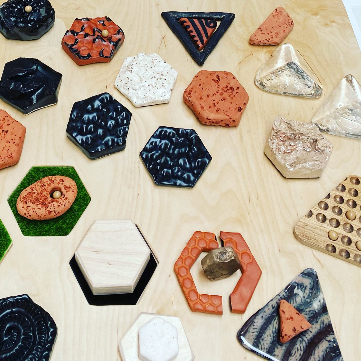 hellokritty's tweet photo. I’m heading back to #LA after making so much #art in a teacher residency at @CleInstituteArt 🧡🔥💕🧩🧡😍🐝 https://t.co/HncTT1aXoU https://t.co/D56VKsT6f4