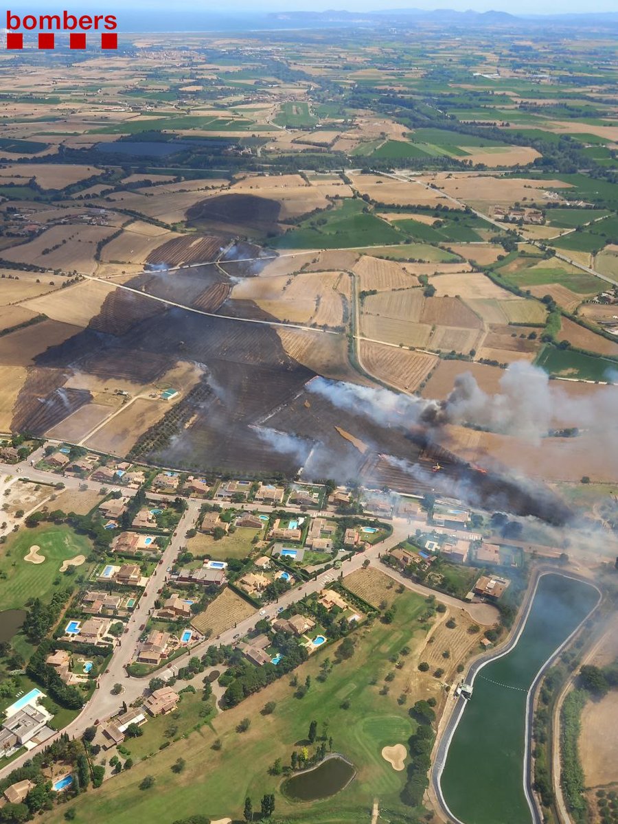 bomberscat's tweet photo. Continuem treballant #IFPeralada. #bomberscat hem activat: 
🚒24 dotacions 
     👉 19 camions aigua 
     👉 5 vehicles lleugers entre els quals #GRAF 
 
🚁🛩️ 10 #maer
    👉 4 helicòpters bombarders 
    👉 2 helicòpters comandament 
    👉 4 Avions Vigilància i Atac (AVA) https://t.co/ly3ohD1XmE