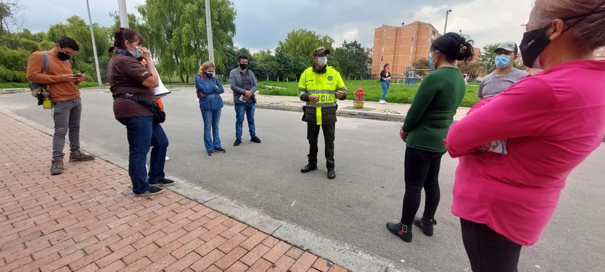 PoliciaBogota's tweet photo. Engativá | Entre comunidad e instituciones trabajamos unidos por la recuperación de las zonas verdes para ayudar al medio ambiente. #PreciMEBOG https://t.co/2Z2HSV5Ukq