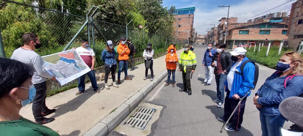PoliciaBogota's tweet photo. Engativá | Entre comunidad e instituciones trabajamos unidos por la recuperación de las zonas verdes para ayudar al medio ambiente. #PreciMEBOG https://t.co/2Z2HSV5Ukq