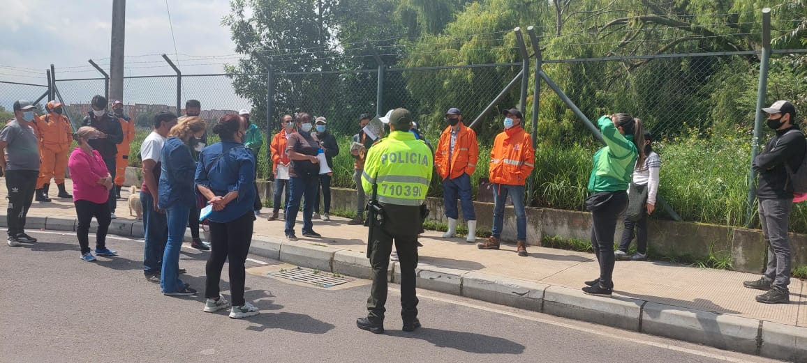 PoliciaBogota's tweet photo. Engativá | Entre comunidad e instituciones trabajamos unidos por la recuperación de las zonas verdes para ayudar al medio ambiente. #PreciMEBOG https://t.co/2Z2HSV5Ukq