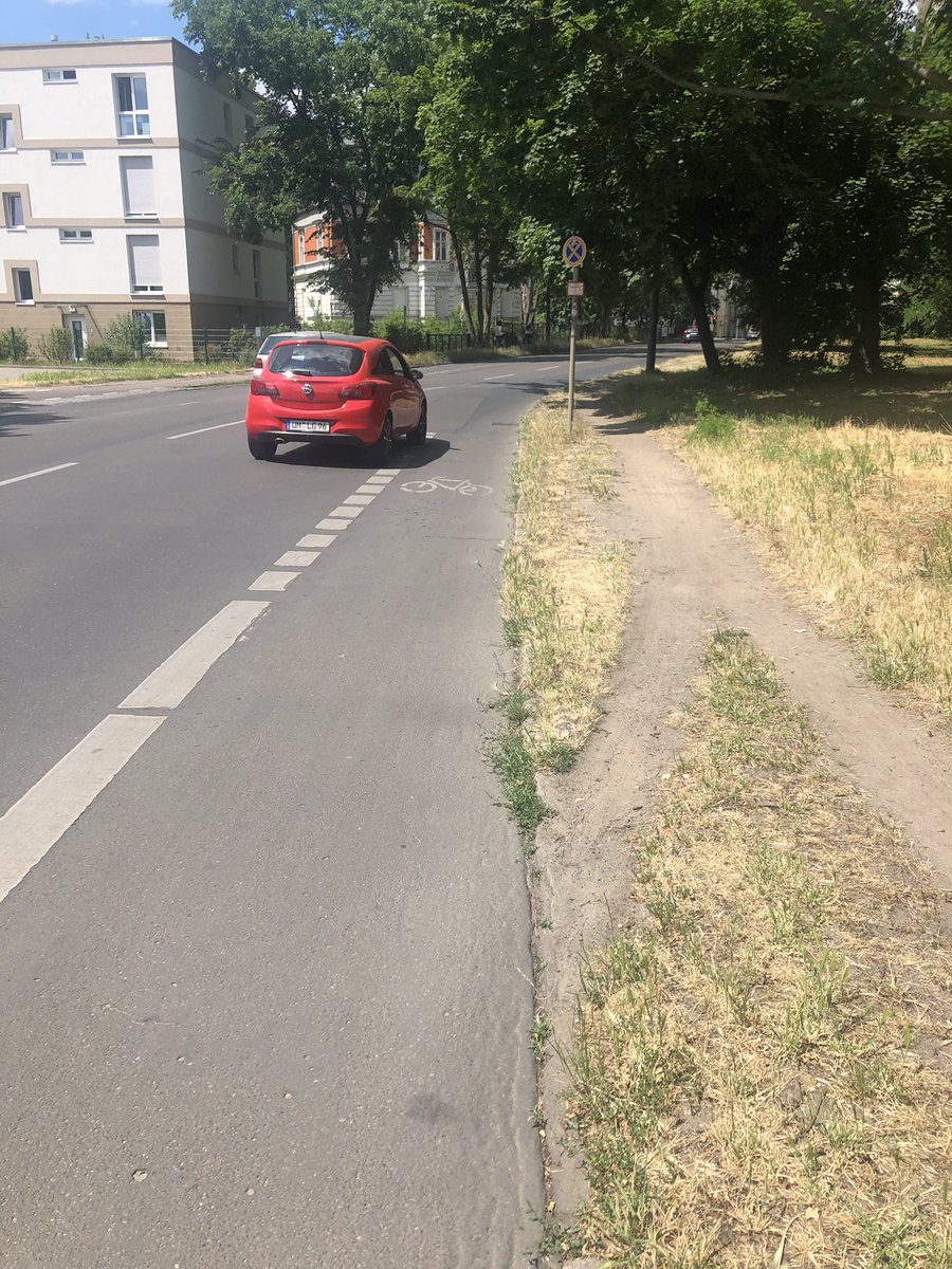 Typisch: #Fahrrad-Infrastruktur endet genau da, wo es gefährlich wird — denn wo‘s eng wird, will man den Autoverkehr nicht beschränken. #Pankow #StraßeVorSchönholz