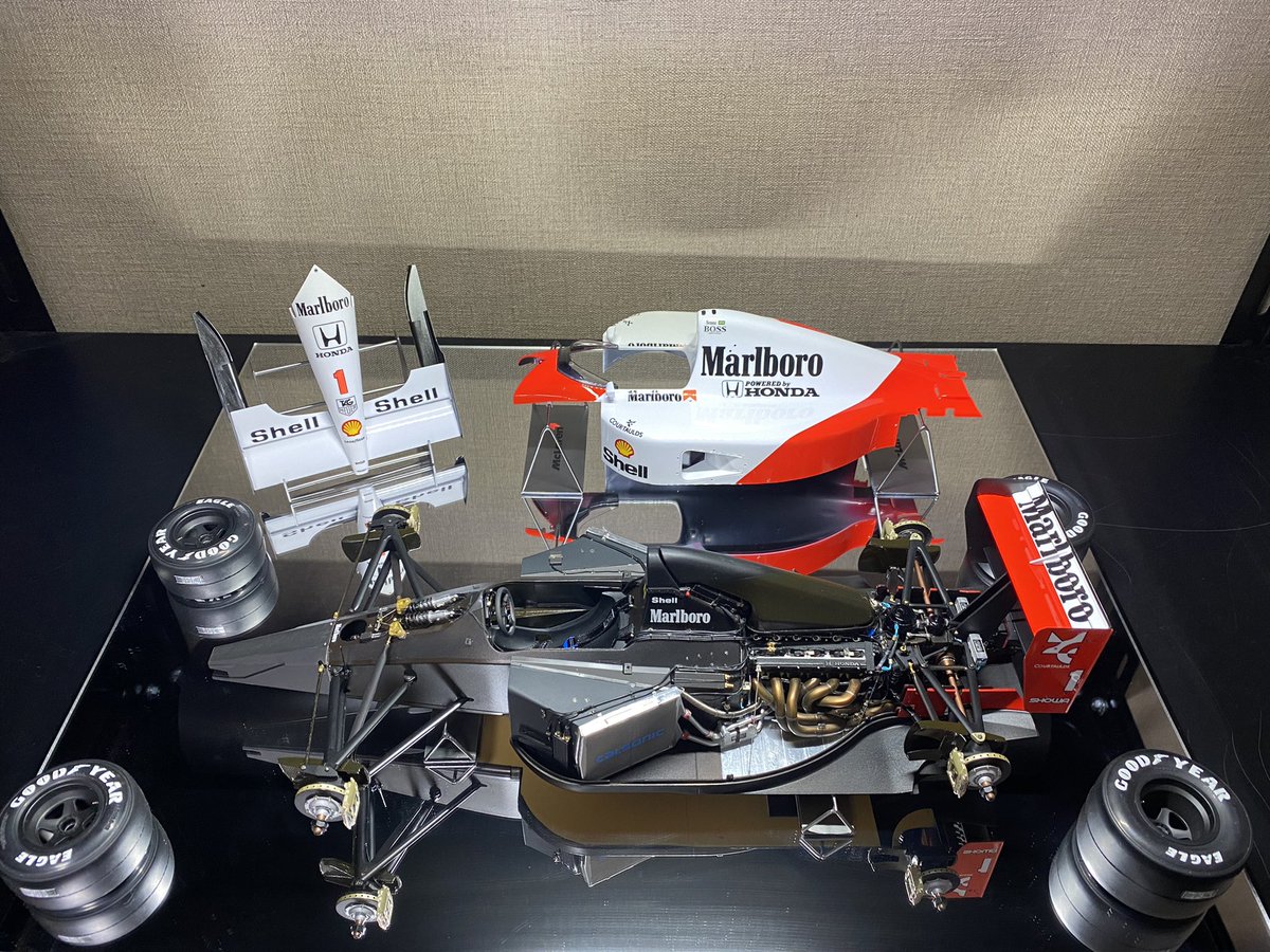 HanzFucktory's tweet photo. TAMIYA 1/12 
McLaren MP4/6 完成しました！

学ぶべき事が沢山あり満足感のある楽しいキットでした。

今回は大きめのケースに各種スタンドを固定しフィニッシュです！

#TAMIYA 
#HONDA 
#McLaren 
#MP4/6
#senna 
#カーモデル
#プラモデル https://t.co/kD16WEEb9d