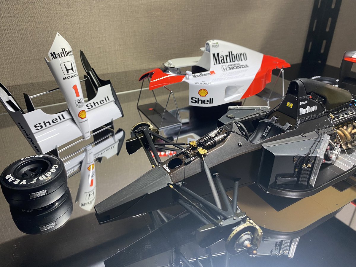HanzFucktory's tweet photo. TAMIYA 1/12 
McLaren MP4/6 完成しました！

学ぶべき事が沢山あり満足感のある楽しいキットでした。

今回は大きめのケースに各種スタンドを固定しフィニッシュです！

#TAMIYA 
#HONDA 
#McLaren 
#MP4/6
#senna 
#カーモデル
#プラモデル https://t.co/kD16WEEb9d