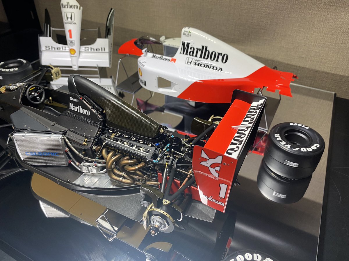 HanzFucktory's tweet photo. TAMIYA 1/12 
McLaren MP4/6 完成しました！

学ぶべき事が沢山あり満足感のある楽しいキットでした。

今回は大きめのケースに各種スタンドを固定しフィニッシュです！

#TAMIYA 
#HONDA 
#McLaren 
#MP4/6
#senna 
#カーモデル
#プラモデル https://t.co/kD16WEEb9d