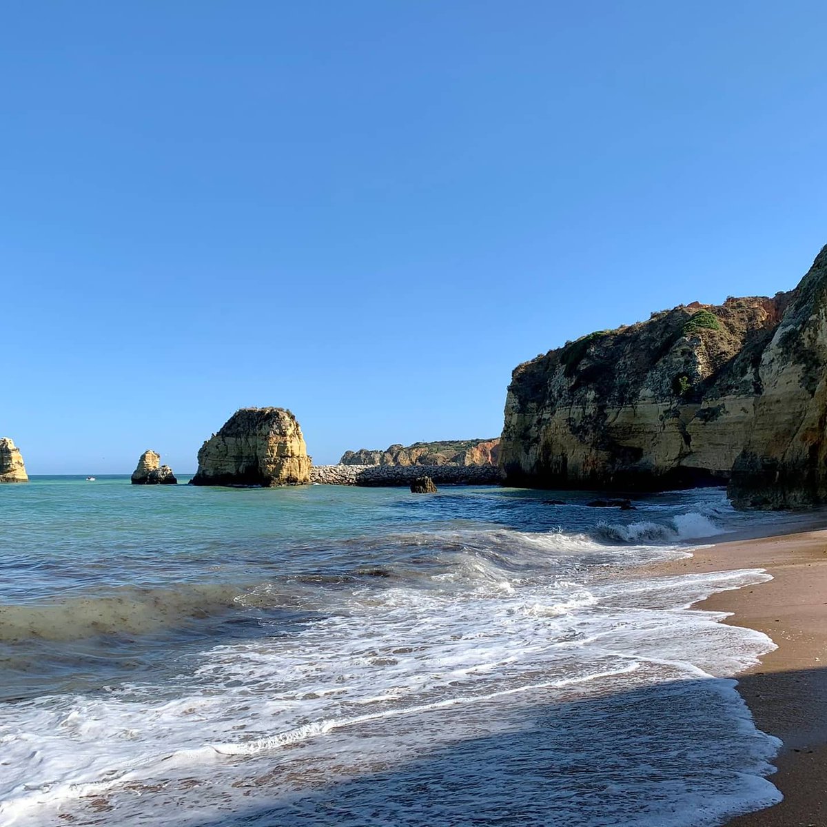 AlbaMg92's tweet photo. Belleza natural portuguesa!🏖🏖
Esto es Lagos en el Algarve, incontables playas hermosas y únicas con aguas cristalinas.
#praiadocamilo
#praiadedonaana
#praiadopinhão https://t.co/hS2I8sJAKK