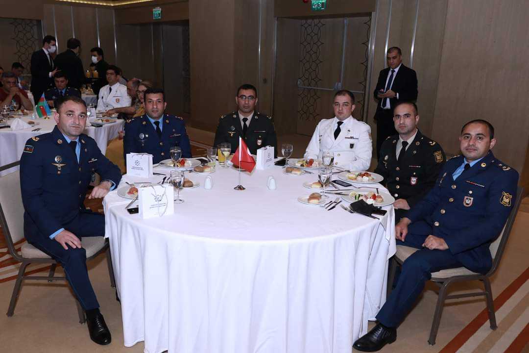 pakturknews's tweet photo. آذربائیجان کے آرمی ڈے کے حوالے سے ترکی میں تقریب
ترکی میں آذری فوج کے زیر تربیت 37 کیڈٹس کی شرکت
 سفارتکاروں اور معززین کی بڑی تعداد بھی موجود تھی
کاراباخ کی حالیہ جنگ میں آذری فوج کی بہادری اور شجاعت کی تعریف
@Vefa_Huseinova  
#AzerbaijanArmy #ArmyDay #PakTurkNews @AzEmbPak https://t.co/wZkrs13vOI