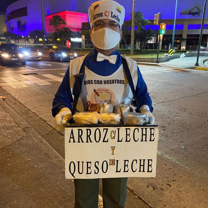 El señor de la foto tiene 58 años, trabaja vendiendo postres en el semáforo del Citymall desde las 2 de la tarde hasta altas horas de la noche para mantener a su familia, viene de Venezuela, esta en ecuador. Vi este post en facebook RT para ayudarlo