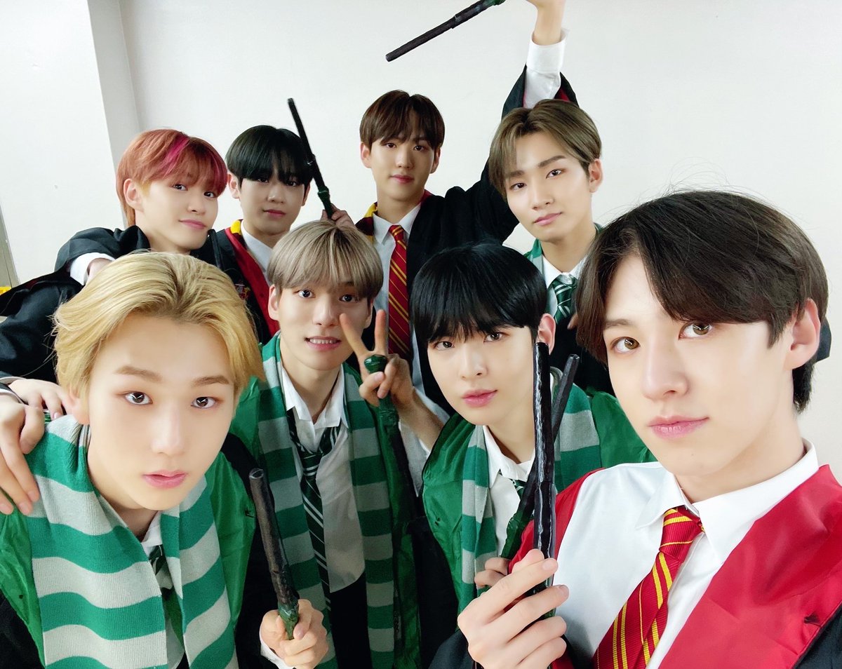 the_EPEX's tweet photo. [🎁]
팬 여러분들과 함께한 이번 주도 즐겁게 마무리💚 
이펙스로 가득 채운 행복했던 시간😉
한번 빠지면 헤어 나올 수 없는 이펙스의 매력 깊이는 20210608m..🌊

#EPEX #이펙스 #Eight_Apex #LockDown #락다운 #바이폴라 #불안의서 #위시 #금동현 #뮤 #아민 #백승 #에이든 #예왕 #제프 https://t.co/T1JXiEy5tK