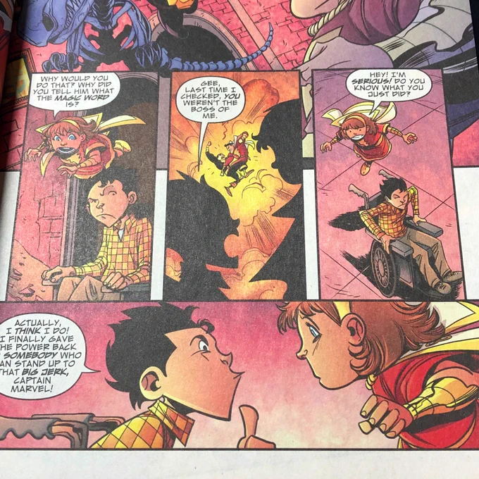 ちなみにフレディは基本杖をついて歩く設定だけど、子供向けのシリーズ『Billy Batson and the Magic of SHAZAM!』では車椅子のフレディが見れます。怪我の原因の事故をキャプテンマーベルのせいだと恨んでて、ブラックアダムにそそのかされてブラックマーベルJr.になっちゃったりする 