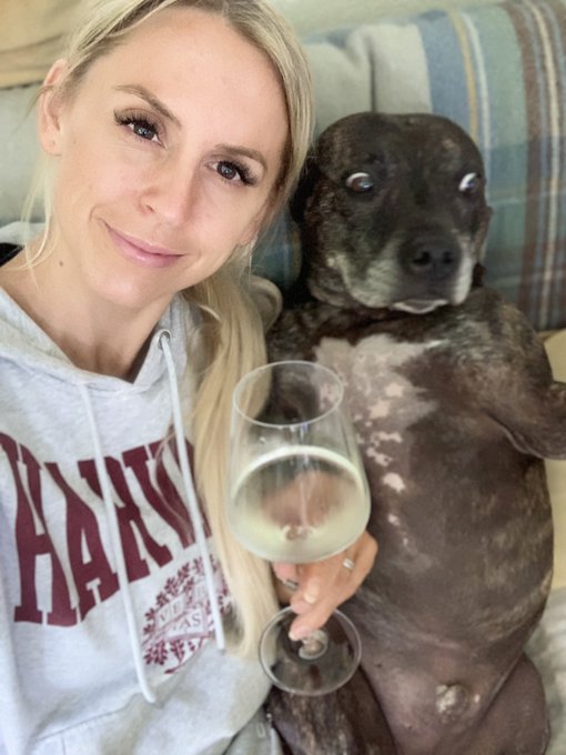 Anyone else&rsquo;s dog give them a funny look 👀 or is it just me? 🤣🤣 https://t.co/iwatCOpgW1