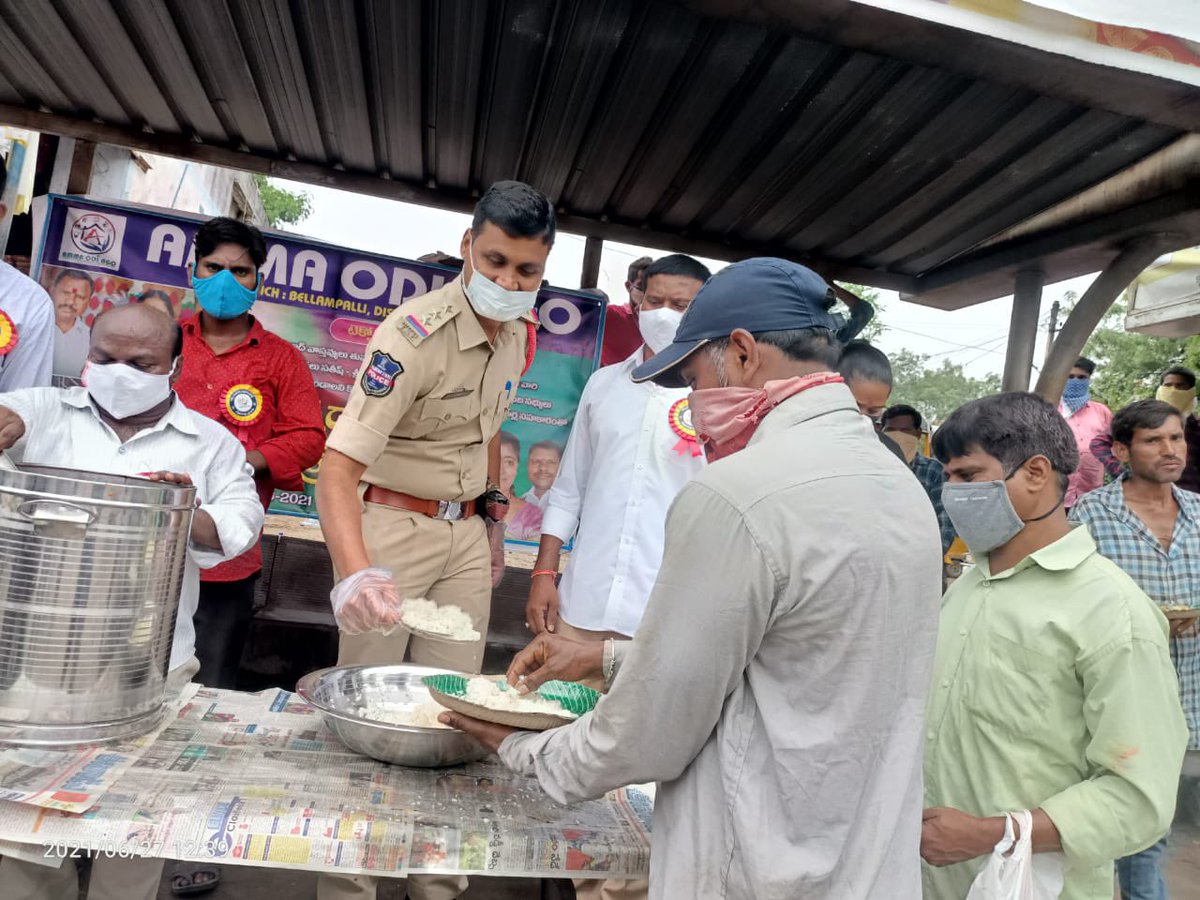 ammaodi29's tweet photo. our 60th ANNA DAATHA project in Bellampalli branch. BIG THANKS to SUDHAKAR Garu &amp; SAROJA Garu and PRASAD Garu &amp; RAMADEVI Garu giving us the opportunity to Serve Food to 200 hungry and poor people in Bellampalli.
God bless you and your family with loads love
and also thanks to https://t.co/G4ZxpWULN7
