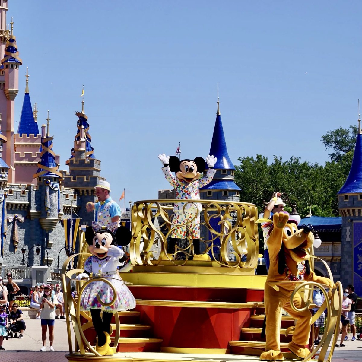 thedsnydnapod's tweet photo. Good Morning Everyone!
Let’s start the day with….
Mickey and Friends Cavalcade!
We hope you have a great day!
.
.
#mickeymouse #magickingdom #disney #thedsnydnapodcast #disneydna #disneyparks #disneypodcast #happysunday #minniemouse https://t.co/vjUkB9fXj9