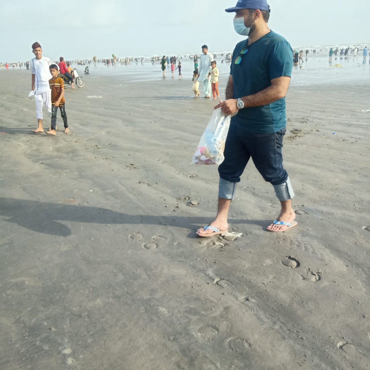 adildayo's tweet photo. Today I went to sea view to spread some awareness about cleanliness, met with some Cart owners and picked the Garbage to encourage others.
By this post I want to request you guys to include a cleanliness day in your itenary for near by tourist spot. #SayNoToGarbage https://t.co/8emw9dh9dA