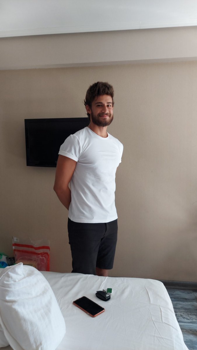 Görüşmeler sonucu sözleşme yer şartına bağlı kalınarak yine otel odasında imzalandı. Taraflar memnun. 🤝😂

#Survivor2021 #İsmailBalaban