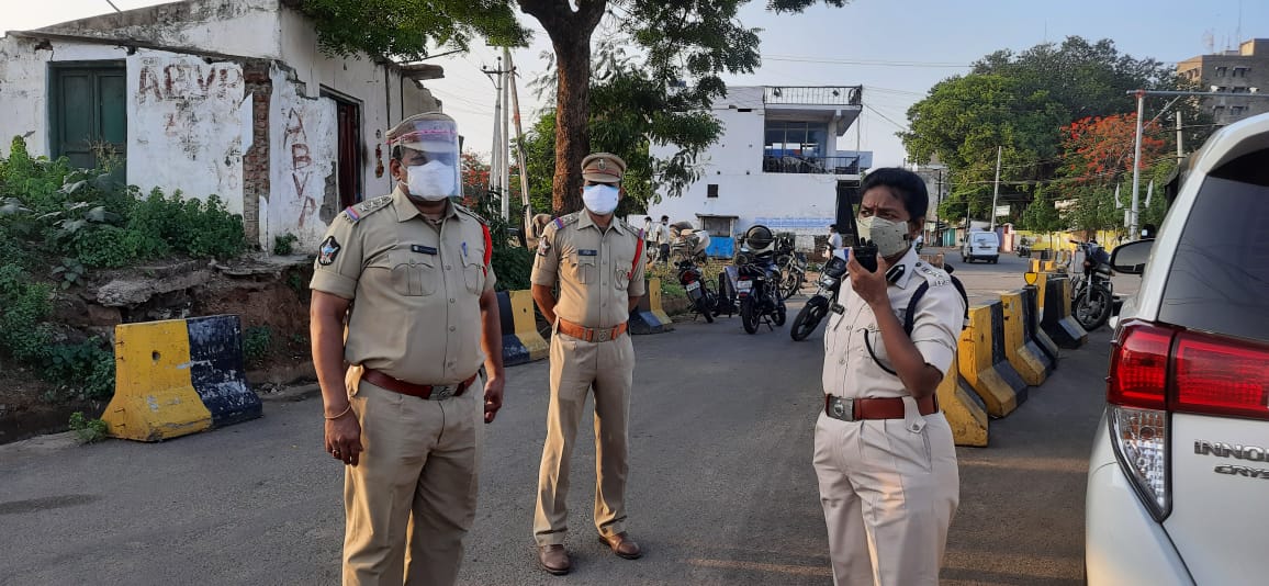 PoliceVzm's tweet photo. Smt B.Raja Kumari, IPS, SP, VZM distrcit personally supervised #curfewimplementation on 27-06-2021, counselled the vehicle riders for violationg #curfewrules and #regulations. @APPOLICE100 @dgpapofficial #COVID19 https://t.co/6e4u3xLEEt