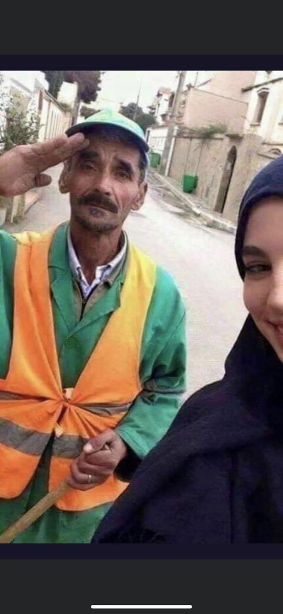 ALSANAD_MESHARI's tweet photo. فتاة تونسية تلتقط سيلفي مع والدها
مفتخرة به قائلة:
فخورة بأبي رباني وقراني وكبرني
في حفل تخرجها حين قال لها والدها :
لا تخبري أصدقائك بأنني #عامل_نظافة
حتى لا تنحرج أمام زميلاتها
فأخذت صورة مع والدها ونشرتها
في مواقع التواصل الإجتماعي وقالت
هذا والدي عامل نظافة وأفتخر به
🌺🌺🌺🌺 https://t.co/iuFPwC8OxH