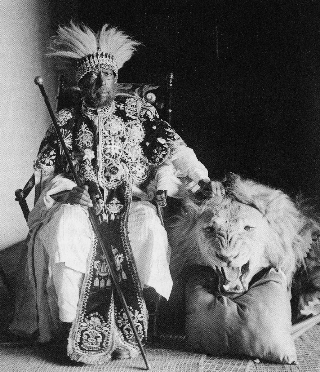 A headdress made from a ring of lion's mane was an important symbol of kingship, nobility & courage in #Ethiopia. The hereditary line of Ethiopian kings used the title 'Lion of Judah', tracing their descent from King Solomon, of the tribe of Judah. Photo of King Menelik 1896 .