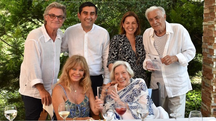 amna_news's tweet photo. #Greece
#Skiathos offers honorary citizenship to #Hollywood's Richard #Romanus and Anthea #Sylbert, in ceremony that also brings Goldie #Hawn and Kurt #Russell
https://t.co/jL42gqeQF8 https://t.co/UwbRZsdRYH