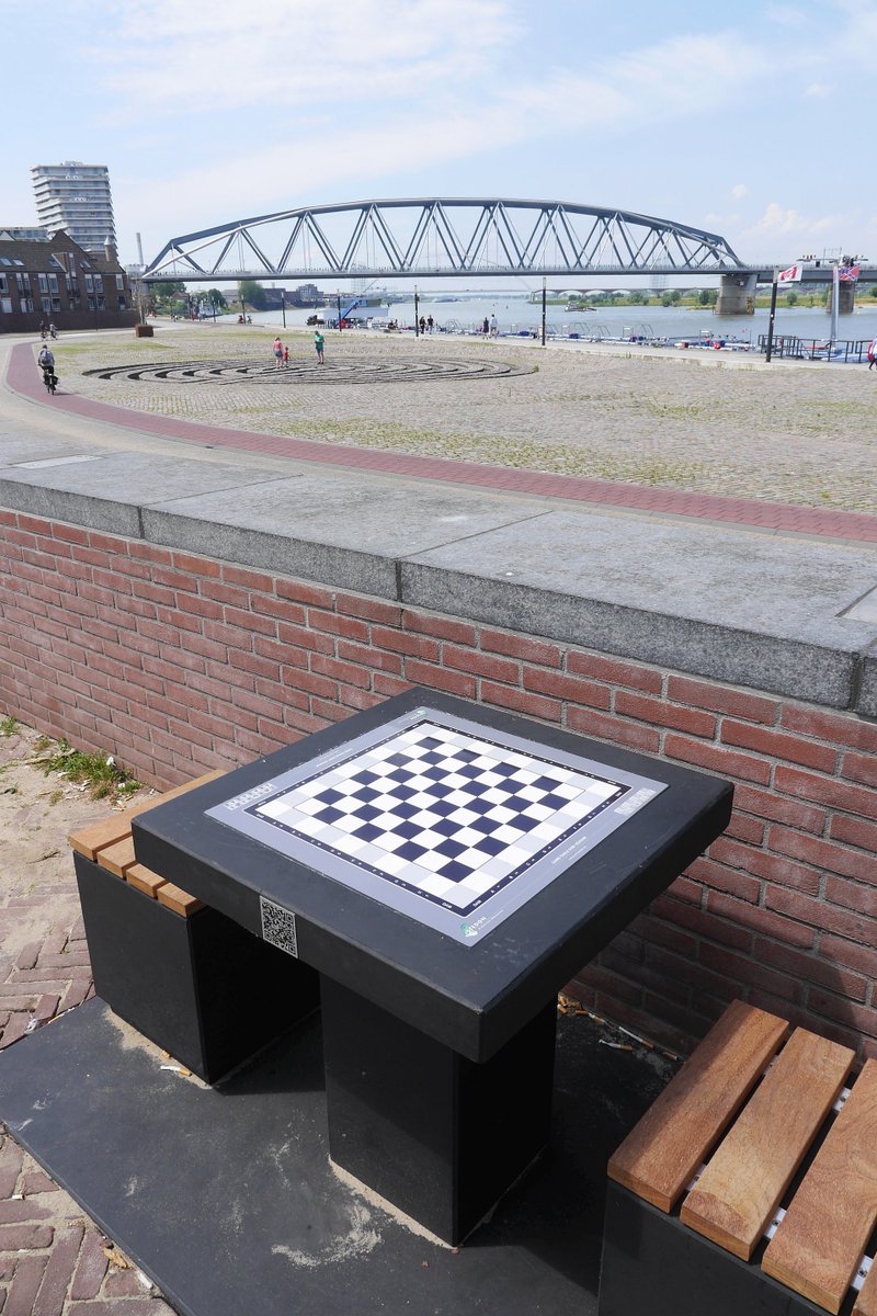 ArthurSKM's tweet photo. Eén van de drie nieuwe schaaktafels langs de Waalkade in #Nijmegen.
Schaken-met-uitzicht. https://t.co/EeJjV4YtWK