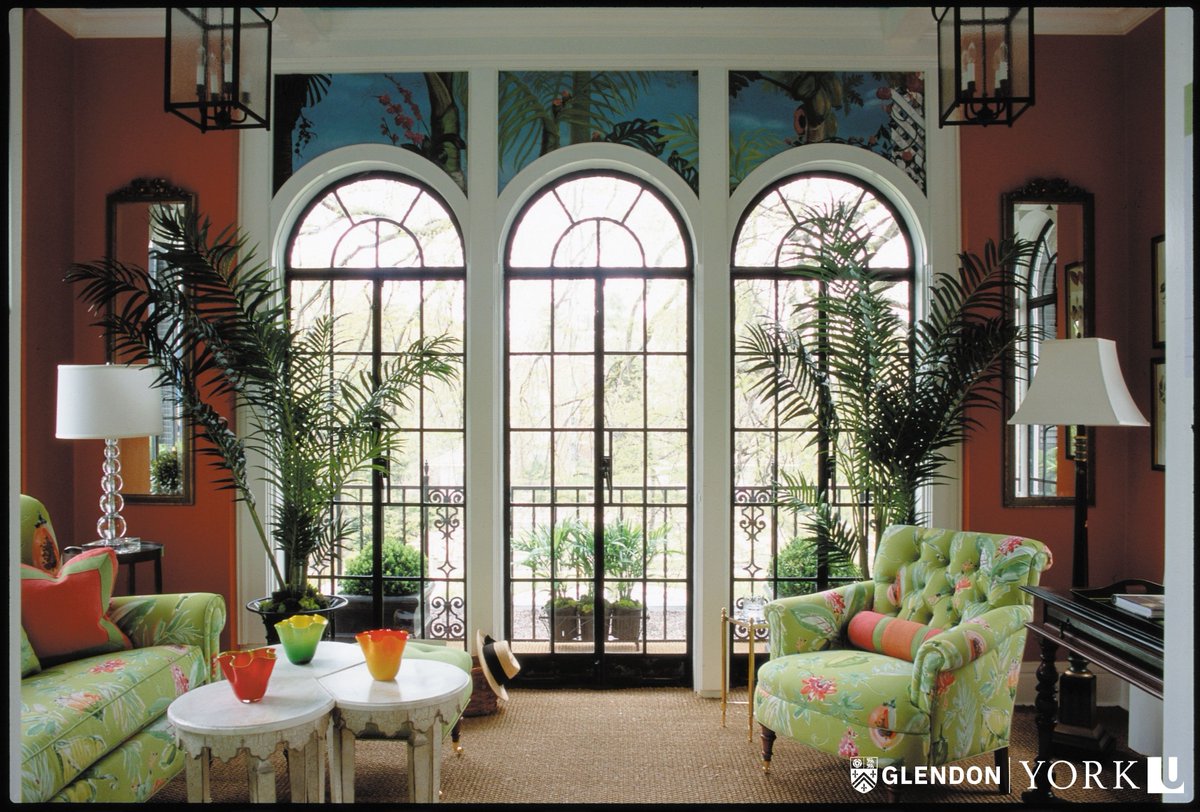 GlendonCampus's tweet photo. #DimanchedEpoque : Nous nous imaginons, vêtus de nos plus beaux habits du dimanche, dans le petit salon de Glendon 🦜
.
#VintageSunday: Imagining ourselves entertaining in the old Glendon parlour, dressed in our Sunday Best 🪴

#Glendon #DimancheParfait #SundayMood https://t.co/mLcHa1ecKJ