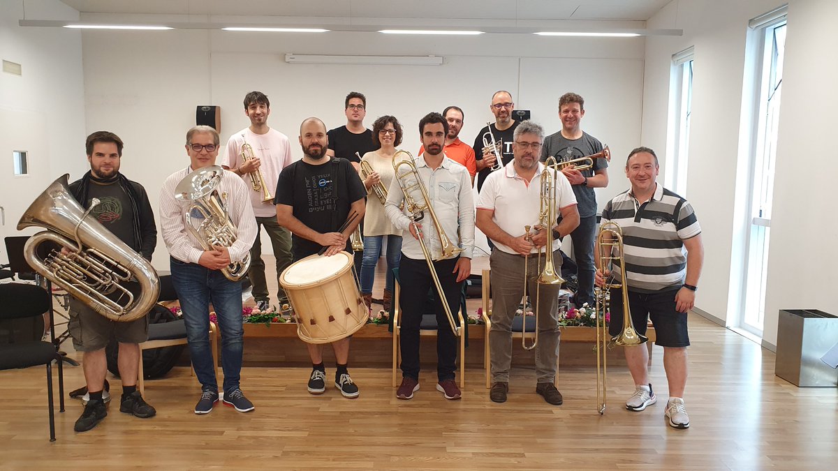 euskadibrass's tweet photo. Con el trabajo bien hecho y con la buena energía que transmite este grupo con cada artista que lo compone, solo pueden pasar cosa buenas. Mañana en Eibar con nuestr@s jóvenes de la EIO y el día 2 en SBALZ, festival de Spanish Brass en Alzira-Valencia. https://t.co/Tsqdbggz82