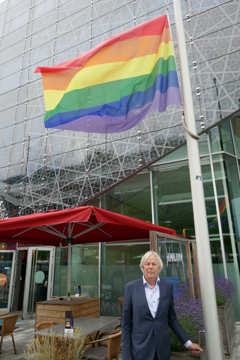 Omdat ook Nieuwegein solidair is met de hele LHBTIQ gemeenschap en ieder mens wil laten weten: wees wie je bent! Hongarije moet echt een andere beweging maken dan ze nu doet.