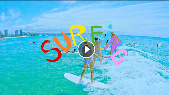 Surfing, la película: Stephanie Gilmore, Nikki Van Dijk, Tyler Wright, Macy Callaghan, y Dimity Stoyle protagonizan esta película de media hora en la que muestran su lado más desenfadado. surf30.net/2021/06/surfin…