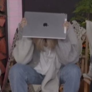 จีซองถือไอแพด             อินจุนแบกไอแพด