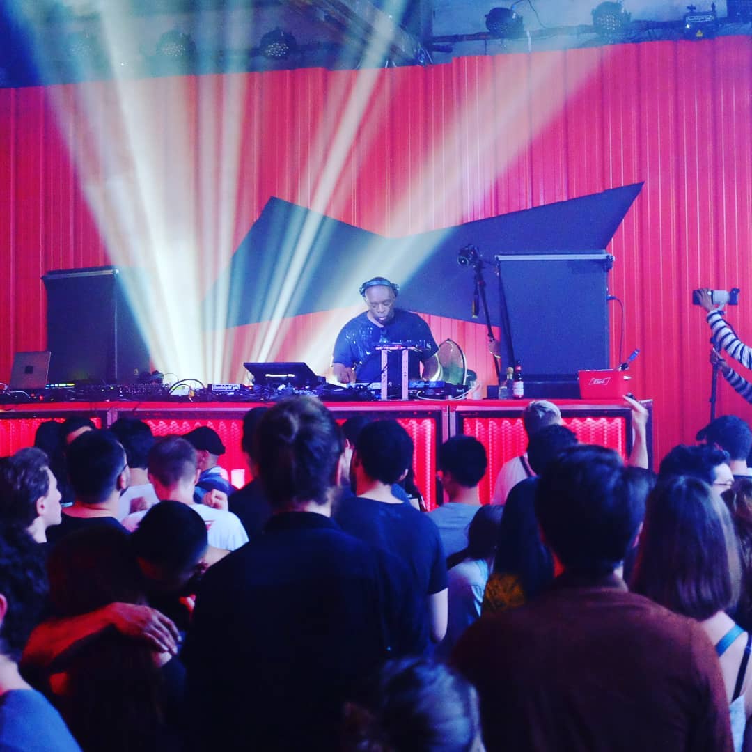 If you had to guess, what song was <a href="/kevinsaunderson/">Kevin Saunderson</a>  playing? #FBF to almost 2 years ago at @budx Paris - photo by @gilpetipas

#dj #producer #party #djs #artist #producer #music #deephouse #housealldaylong #housemusic #remix #innercity #kevinsaunderson #undergroundmusic