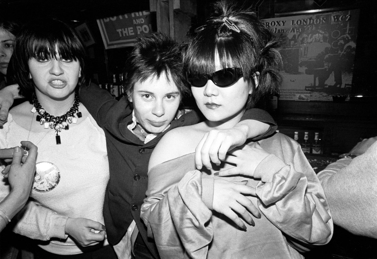 MuseumofCityNY's tweet photo. Take a cue from #MuddClub founder Anya Phillips - it's #NationalSunglassesDay 😎 Find more #fashioninspo in New York, New Music: 1980-1986. https://t.co/4hWHO98yZ1
📸 Julia Gorton, Lydia Lunch Adele Bertei & Anya Phillips at #CBGB, c. 1979, courtesy of the photographer https://t.co/WGRPWQeEUq