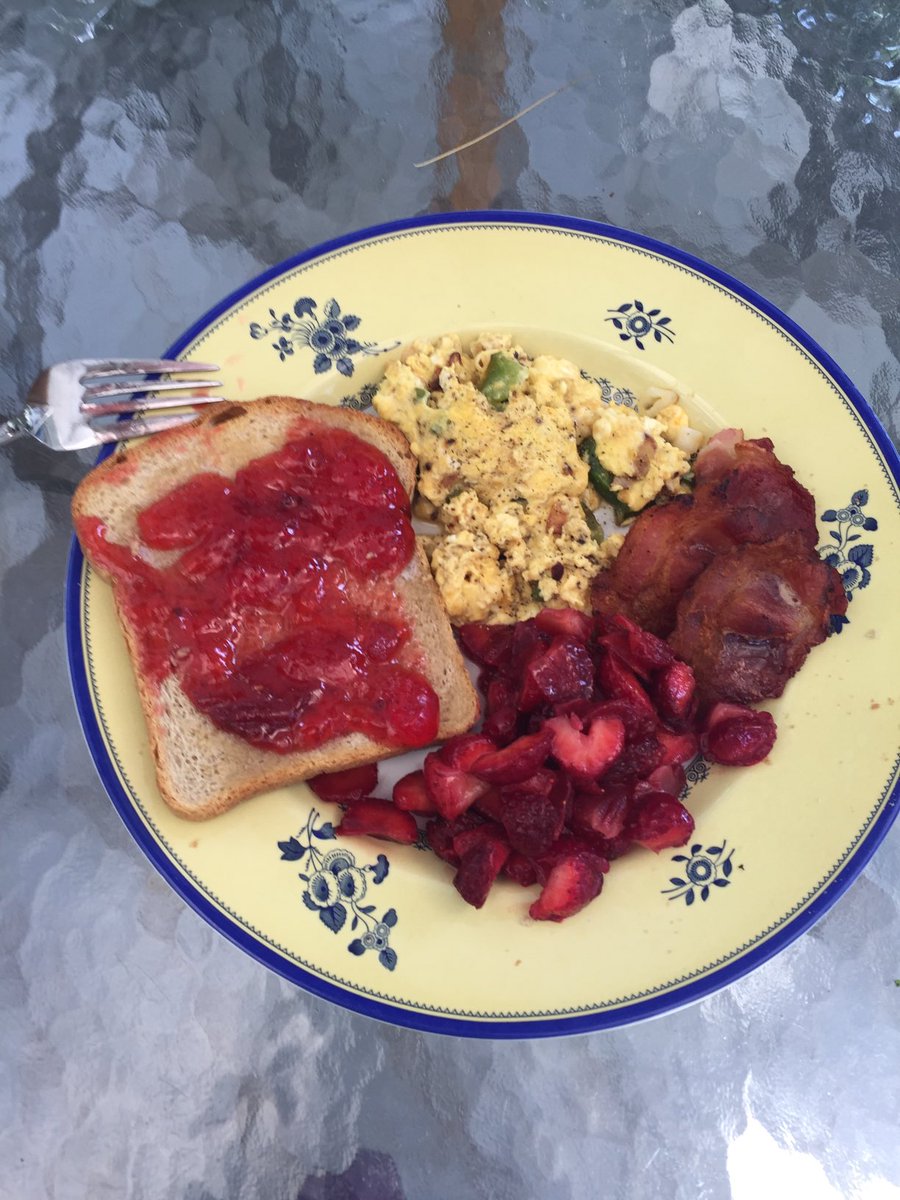 cindiflowwrites's tweet photo. Brunch in Maine this morning in strawberry season! So yummy!
#countrylife #strawberries #horses #childrensbooks #horselover #kidlit ⁦@authoress_cj⁩  ⁦@MannWrites⁩ ⁦@diannfloydboehm⁩ https://t.co/B5n1wNJusF
