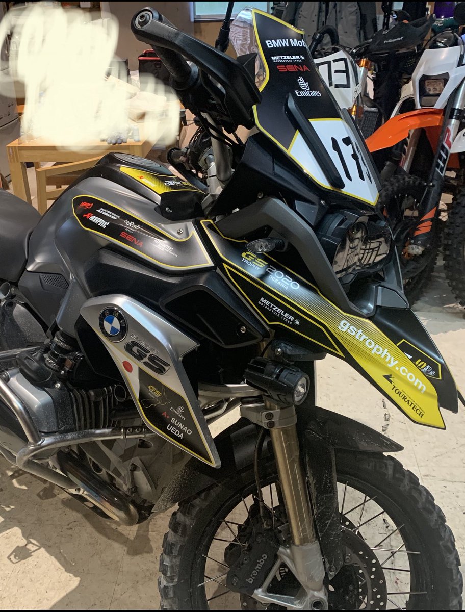 sunaotch's tweet photo. ほぼ完成!
ツアラテックエンジンガード、パニアフレーム、zegapro2ケース、スポークホイール、ラリーシート、トロフィーステッカー、AX41。
あとはステップとサイレンサーぐらいかな。
#gstrophy #r1200gs #bmwmotorrad #decaplus #touratech https://t.co/d9I1TKLGQd