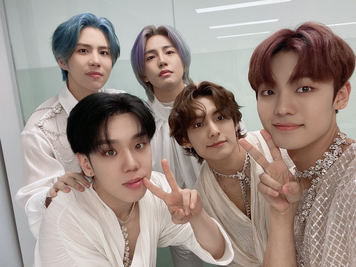 BEATINT0505's tweet photo. [#ACE_PHOTO] 📸

210627 #Higher 메이크스타 팬사인회 완료 ✔

Shining, shimmering, splendid

@official_ACE7 
#에이스 #ACE #ACE_COMEBACK
#SIREN_DAWN #ACE_Higher https://t.co/O0Q4fP2uv5