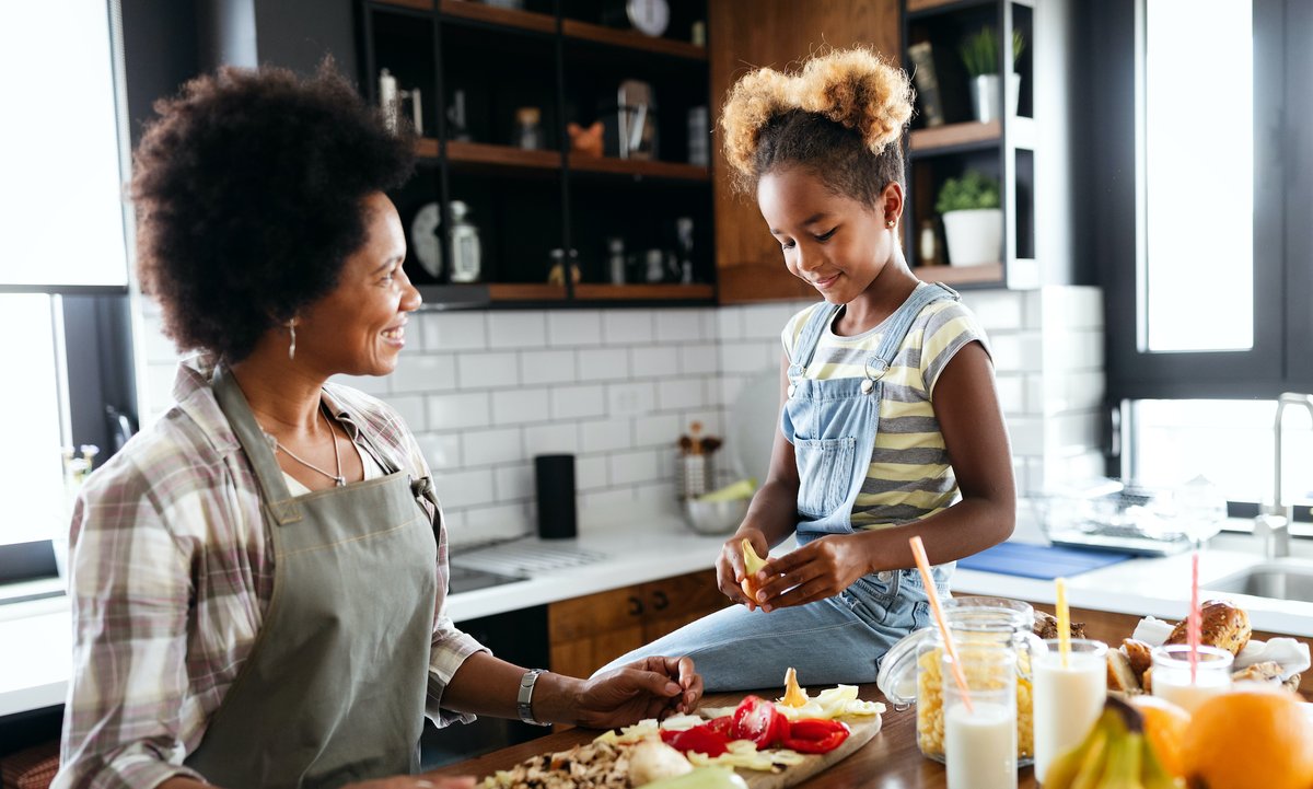 ParentsAnonUSA's tweet photo. Did you know that everyday activities like making dinner can help improve math skills? What are some ways that you're supporting learning at home outside the (virtual) classroom? #parentschat https://t.co/Wd17yPxpNc