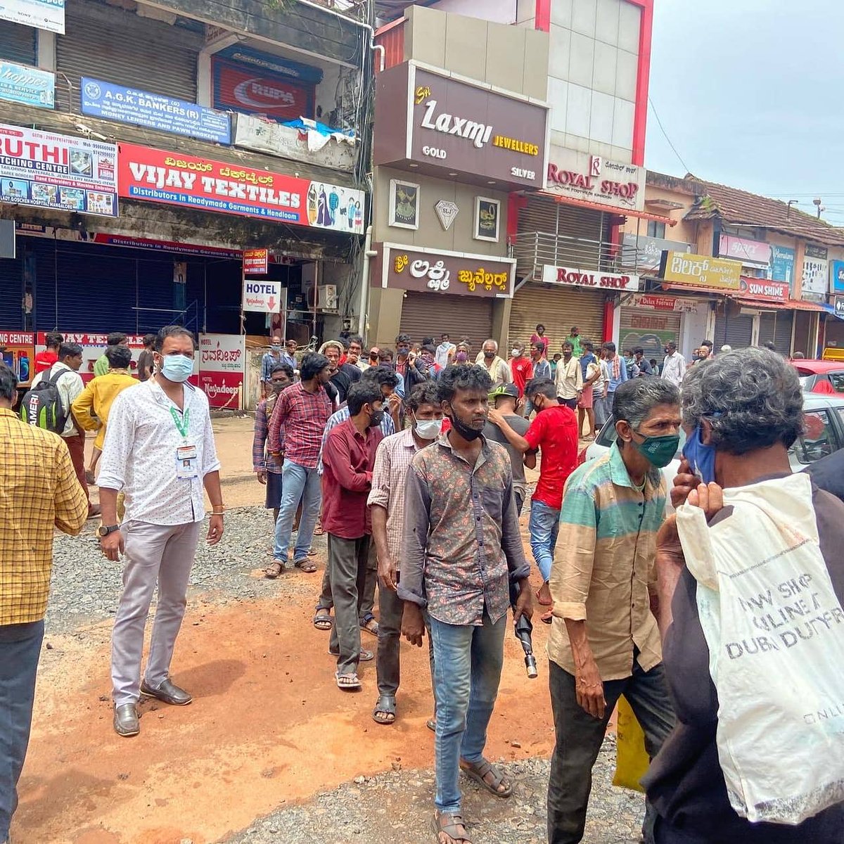 luqmanbantwal's tweet photo. Day 60
Dakshina Kannada Youth Congress Team Distributed Food Packets to Daily Labours & all the Needy People at Mangalore.
#SOSIYC #SOSIYCDK #SOSKPYC
@srinivasiyc @IYC @IYCKarnataka @KPYCMedia. https://t.co/0GJ9x1FQF3