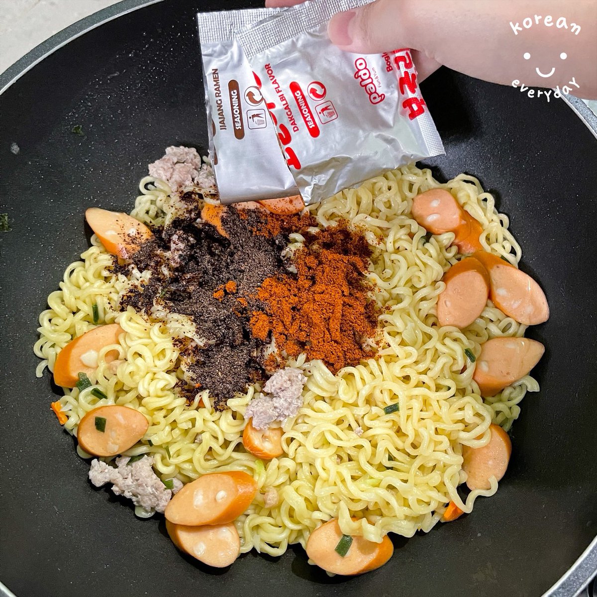 koreaneveryday_'s tweet photo. ช่วงนี้คนรีวิวเยอะเลยลองมั่ง 😋 Bogel Ramen แบบแห้งมี 2 รส ไก่ผัดโคชูจังกับจาจัง เห็นเค้าว่าห่อสีแดงคือเผ็ดมั่กก เลยลองเอา 2 รสผสมกันเลย เอ้อออ เข้าท่าแฮะ เหมือนกินจาจังแบบเผ็ด อย่อย~ แต่คือ 2 ห่อ มันเยอะมาก แบ่งกินได้หลายคนเลยเด้อ #อร่อยบอกต่อ https://t.co/0lrGqBOj2B
