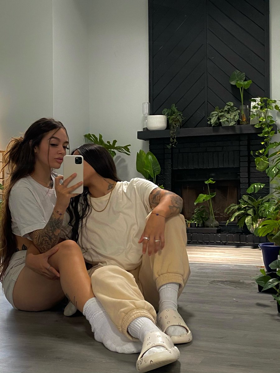 _leovenus's tweet photo. us: buys a house
also us: moves plants in before furniture https://t.co/60KmftT0g8