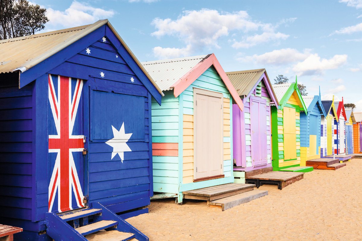ist_'s tweet photo. Fun fact: Wenn du jeden Tag einen Strand in Australien besuchen würdest, bräuchtest du 27 Jahre, um alle zu sehen! 🏖️🌴 Wir hoffen, bald wieder mit euch durch Australien reisen zu können! 
#istaroundtheworld #istsprachreisen #australien #melbourne #australialove #bathingboxes https://t.co/8yEmQV2FZs