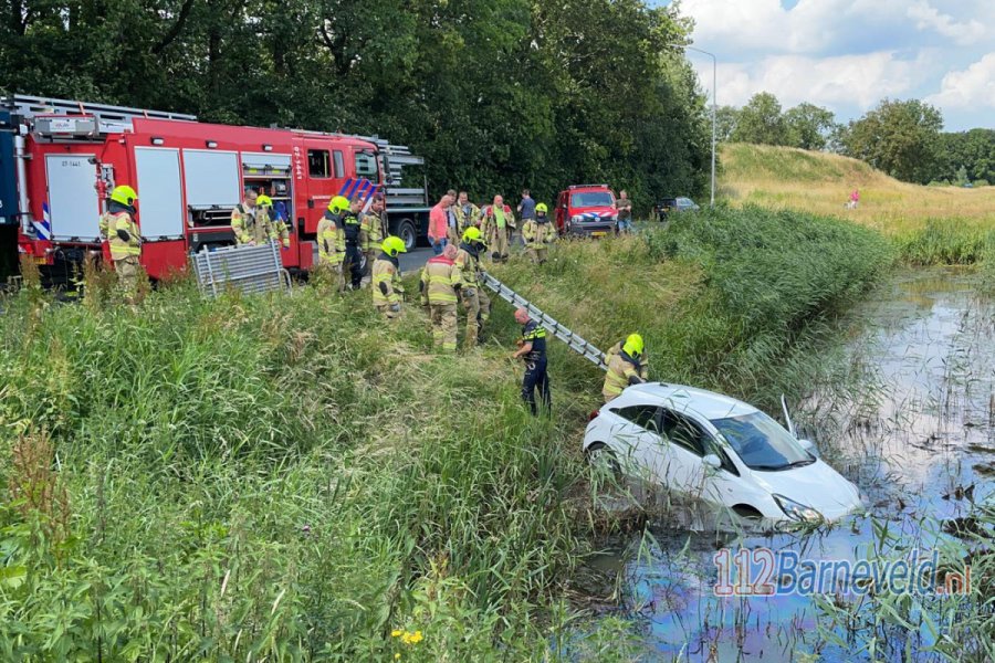 Bejaarde man raakt met zijn auto te water aan de Landweer in #Barneveld. 112Barneveld.