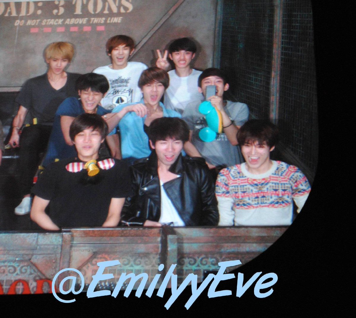 NiichchyPriestt's tweet photo. ไปเป็นกลุ่มแต่คริสยอลเหมือนแอบไปเดทกัน 2 คนอ่ะ ไม่ห่างกันเลยนะตัวติดกันมาก สะกดคำว่าภี่ณ้องไม่เป็นจ้า https://t.co/eYdFZ1sHa4