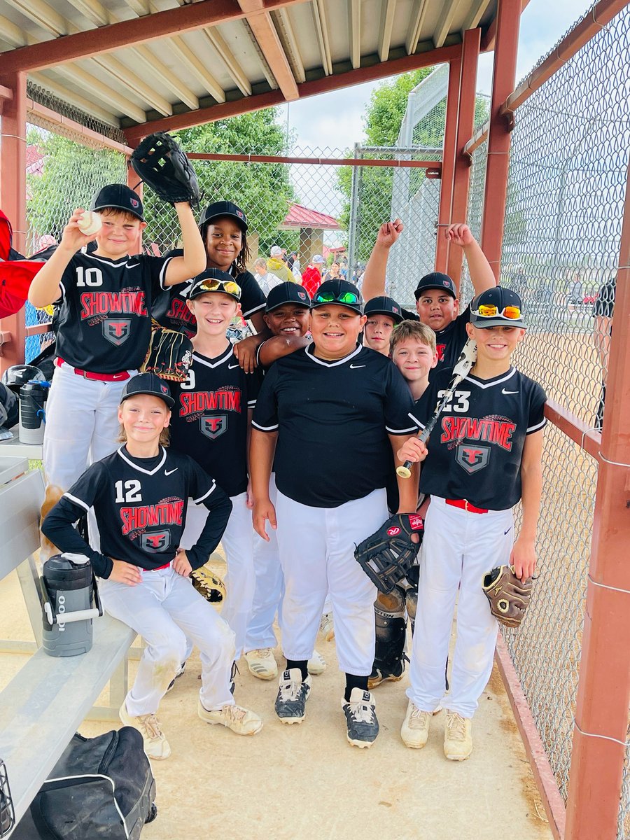 jessie_cofield's tweet photo. It’s Showtime!!!  Got the W this morning!  Keep roll’n boys!! ❤️⚾️🖤 #MakeItHappen  @ShowtimeHoopers https://t.co/xOlFqjTxOi