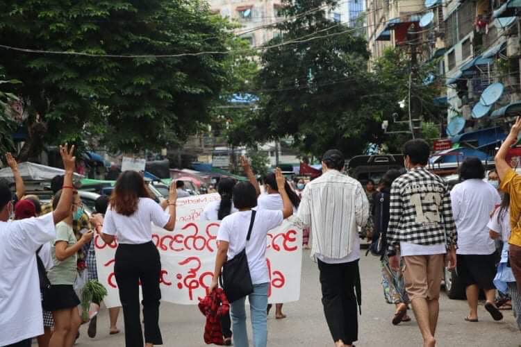 A youth-led protest took place this evening (Jun 27) in Myay Ni Gone, Yangon, which pledged solidarity with arrested journalists and shouted slogans such as, "Independent media can not be suppressed by force." 

Photos: CJ

#WhatsHappeningInMyanmar
