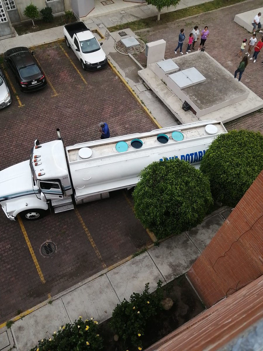 LantonioCanaba's tweet photo. @SacmexCDMX Requerimos apoyo, en la U Hab. La Cantera col. Copilco el Alto se corto el suministro de agua siendo afectadas más de 1600 personas que vivimos aquí. Hemos comprado pipas pero no es suficiente por el abasto. Requerimos apoyo urgente. @Claudiashein @manuelnegretea https://t.co/eEZw7cf8XB