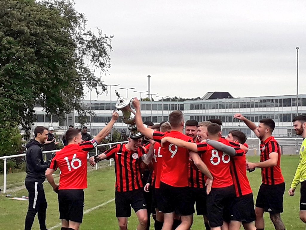 allestreevfc's tweet photo. Bob Ellerington Trophy. Winners.

⚫FT: Smalley Villa (3) 2-2 (4) AVFC🔴 (pens)

⚽ Hawksworth
⚽ Baker (pen) https://t.co/QhVNtwaRdm