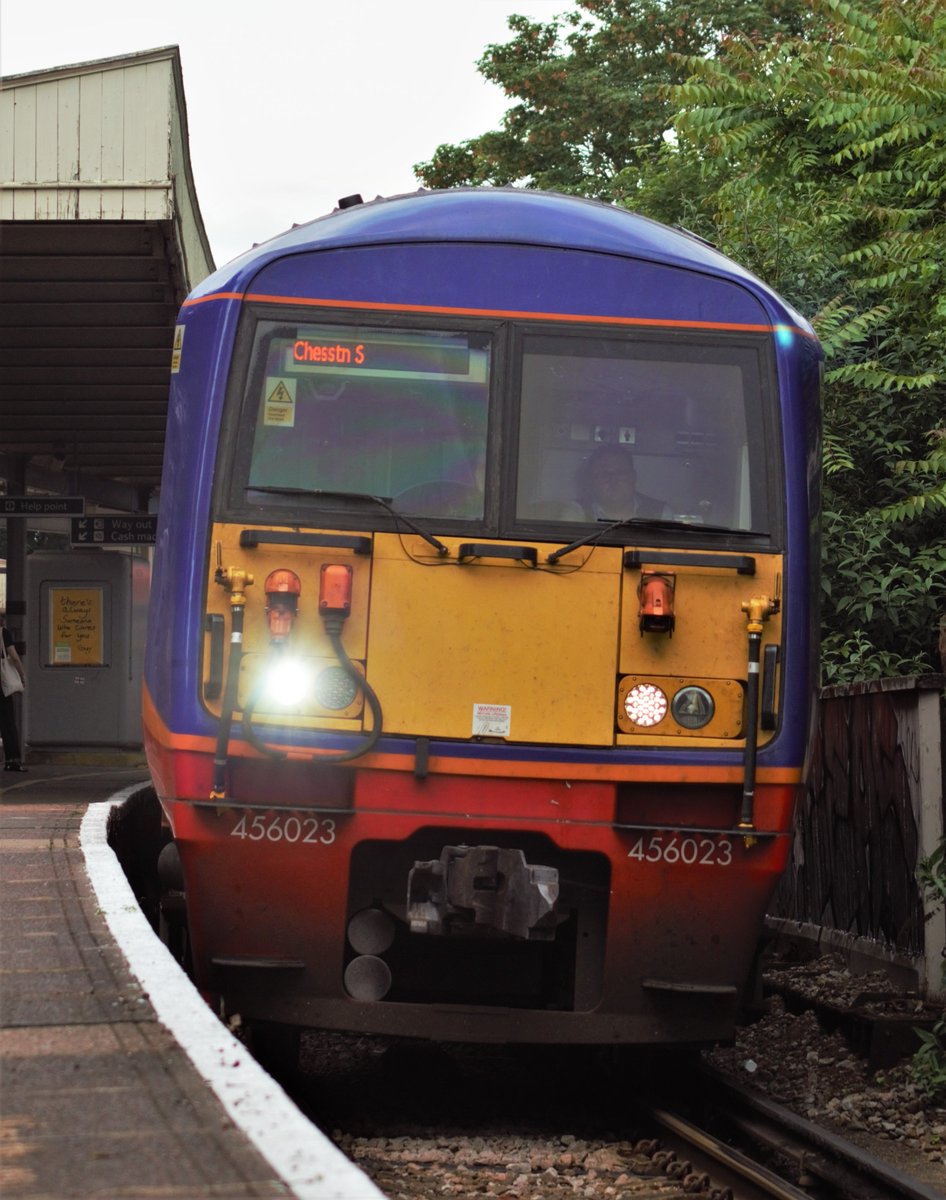 ThePinkMeowstic's tweet image. 26/06/21
Third rail bin 456023 heads into Raynes Park, running 2M49 bound for Chessington South
#class456